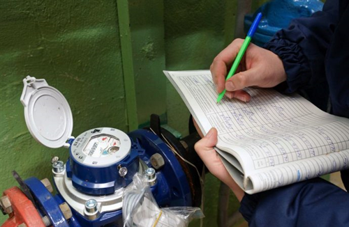 Lettura periodica contatori acquedotto.